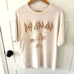 The Vinyl Icons Cotton Def Leppard Band Tee. Size Large.